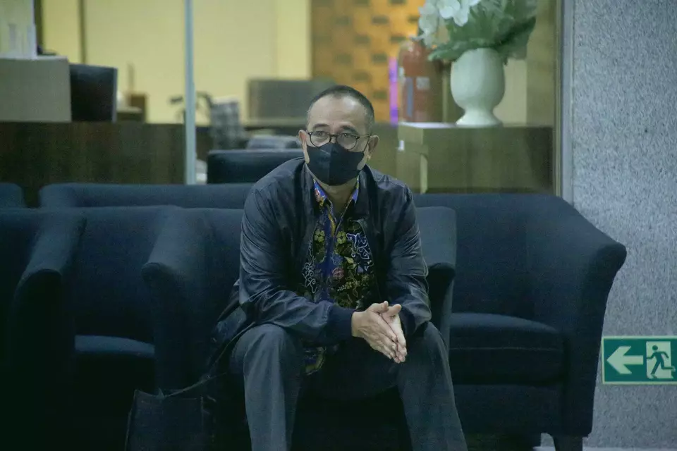 Mantan Kepala Bagian Umum Kantor Wilayah DJP Jakarta Selatan II Rafael Alun Trisambodo, duduk di ruang tunggu usai menjalani klarifikasi terkait harta kekayaannya di Gedung KPK, Jakarta, Rabu 1 maret 2023.