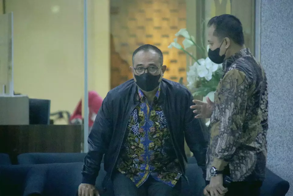 Mantan Kepala Bagian Umum Kantor Wilayah DJP Jakarta Selatan II Rafael Alun Trisambodo, duduk di ruang tunggu usai menjalani klarifikasi terkait harta kekayaannya di Gedung KPK, Jakarta, Rabu 1 maret 2023.