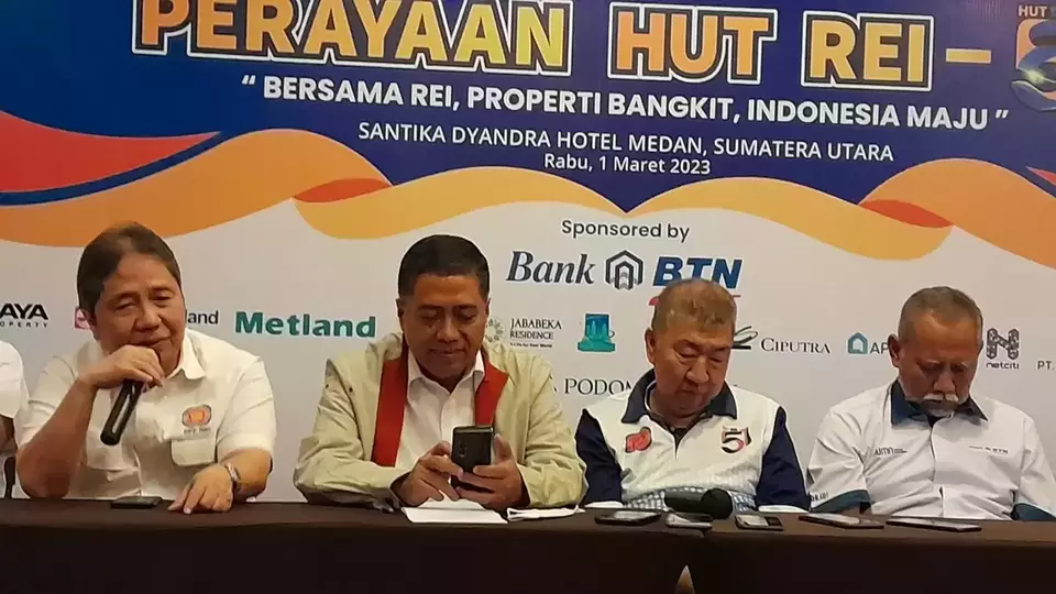 Sekjen DPP REI Hari Ganie didampingi Direktur Consumer Bank BTN Hirwandi Gafar, dalam acara konferensi pers HUT ke-51 REI, di Medan, Sumatera Utara, Kamis, 2 Maret 2023.