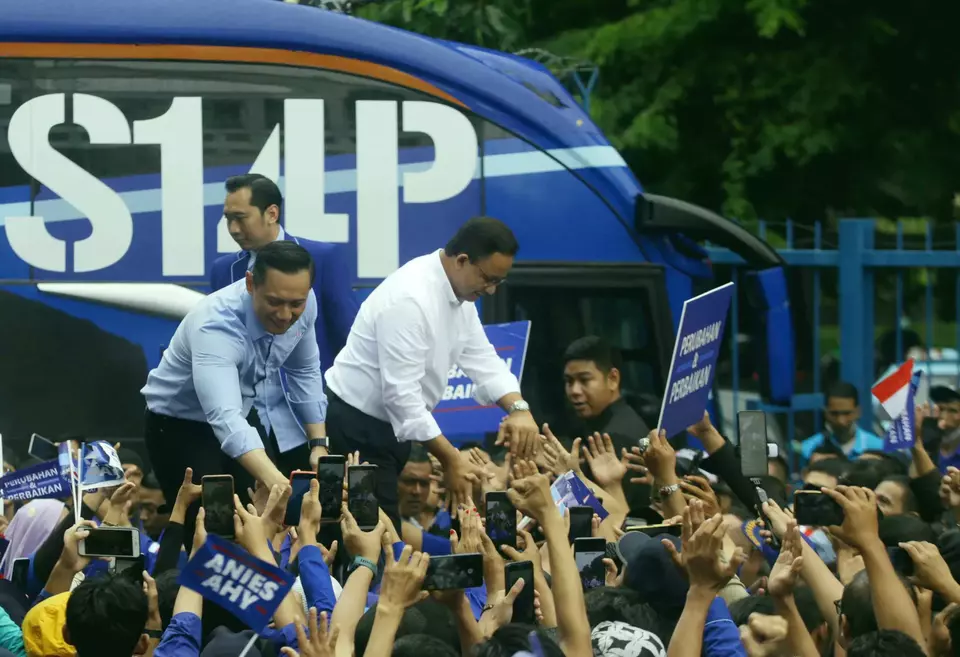 Bakal calon presiden (capres) Koalisi Perubahan, Anies Baswedan (kanan), bersama Ketua Umum Partai Demokrat Agus Harimurti Yudhoyono (kiri), menyalami kader Partai Demokrat di kantor DPP Partai Demokrat, Jakarta, Kamis 2 Maret 2023.