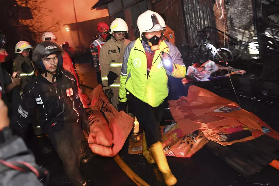 Petugas mengevakuasi korban meninggal dunia akibat kebakaran Depo Pertamina Plumpang, Jakarta Utara, Jumat, 3 Maret 2023.