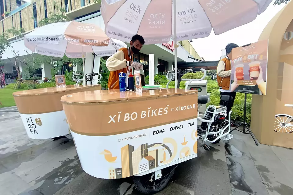 Tenaga penjual melayani pembeli di Xi Bo Bikes, di Jakarta, Sabtu, 4 Maret 2023.