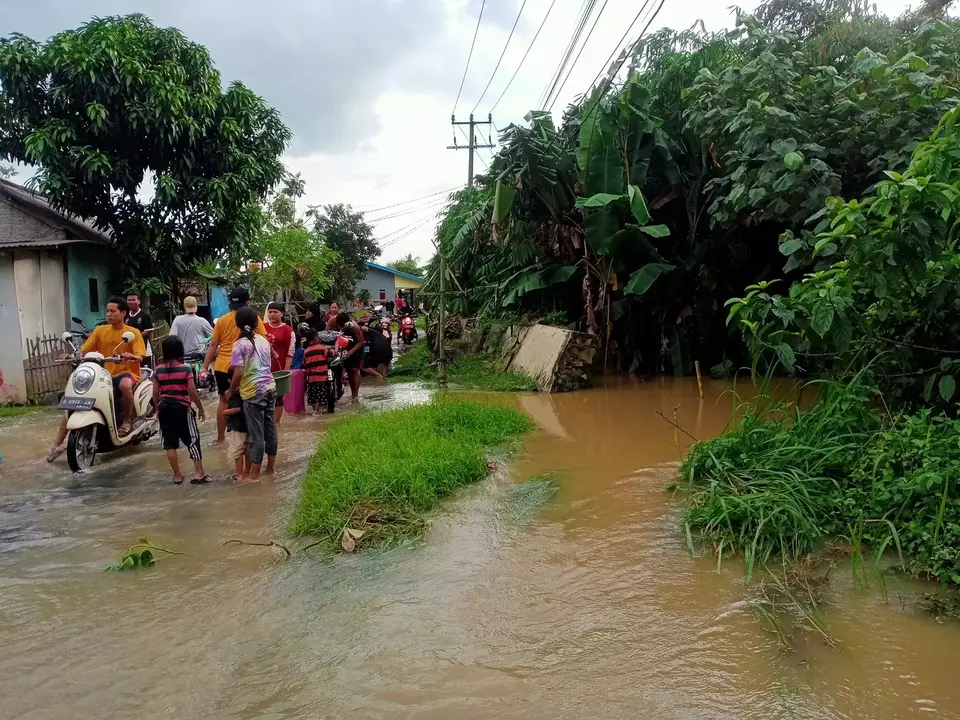 Tanggul Jebol, 70 Rumah Dan 10 Ha Tanaman Padi Terendam Di Tangerang