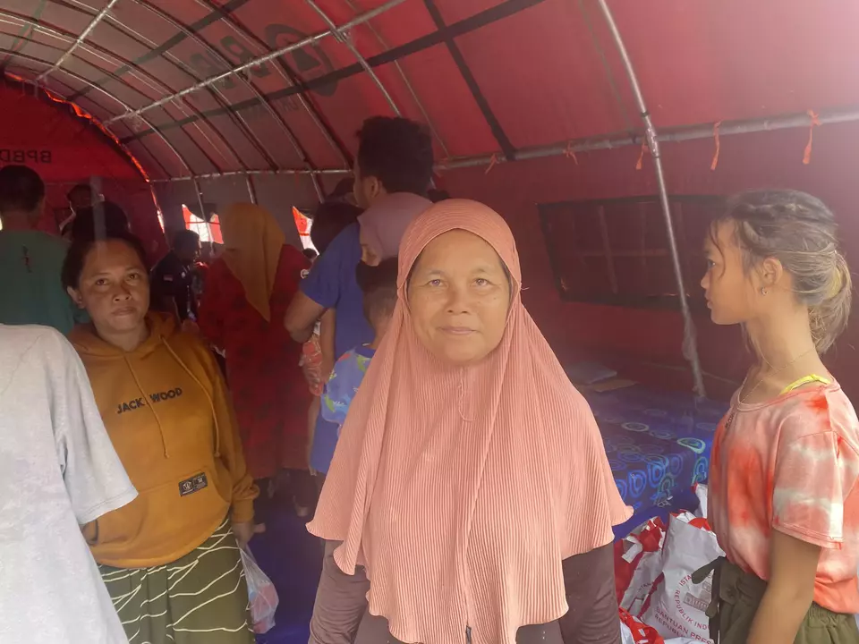 Sri Mulyani, salah satu korban kebakaran Depo Pertamina Plumpang di posko pengungsian RPTRA Rasela, Rawabadak Selatan, Koja, Jakarta Utara, Minggu 5 Maret 2023.