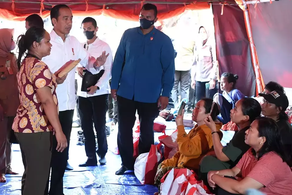 Presiden Jokowi saat menjenguk pengungsi korban kebakaran Depo Pertamina Plumpang di RPTRA Rasela, Rawa Badak, Jakarta Utara, Minggu (5/3/2023).
