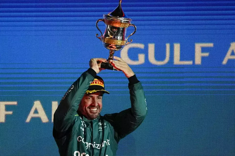 Selebrasi pembalap Aston Martin, Fernando Alonso di podium juara GP Bahrain, Minggu, 5 Maret 2023.