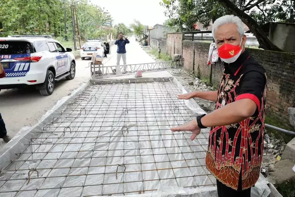 Gubernur Jawa Tengah, Ganjar Pranowo saat mengecek perbaikan ruas Jalan Raya Kudus-Pati yang berada di Kecamatan Jekulo, Kabupaten Kudus, Selasa, 7 Maret 2023.