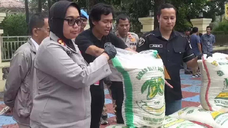Jajaran unit Tipidter Satreskrim Polres Subang, Jawa Barat menggerebek gudang praktik curang distributor beras di Kabupaten Subang, Rabu 8 Maret 2023.
