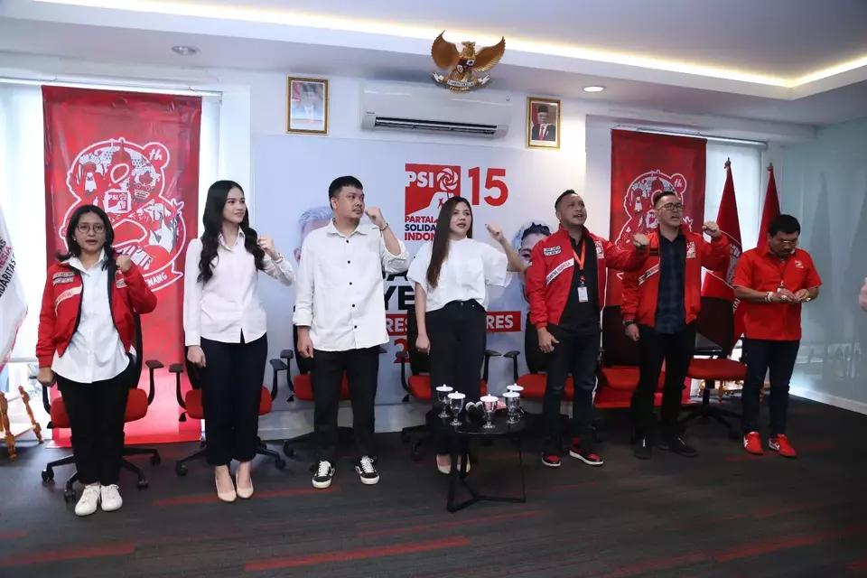 Tiga anak muda berprestasi dari Sulawesi Utara (baju putih) diterima menjadi kader PSI di Basecamp DPP PSI, Jakarta, Rabu, 8 Maret 2023.