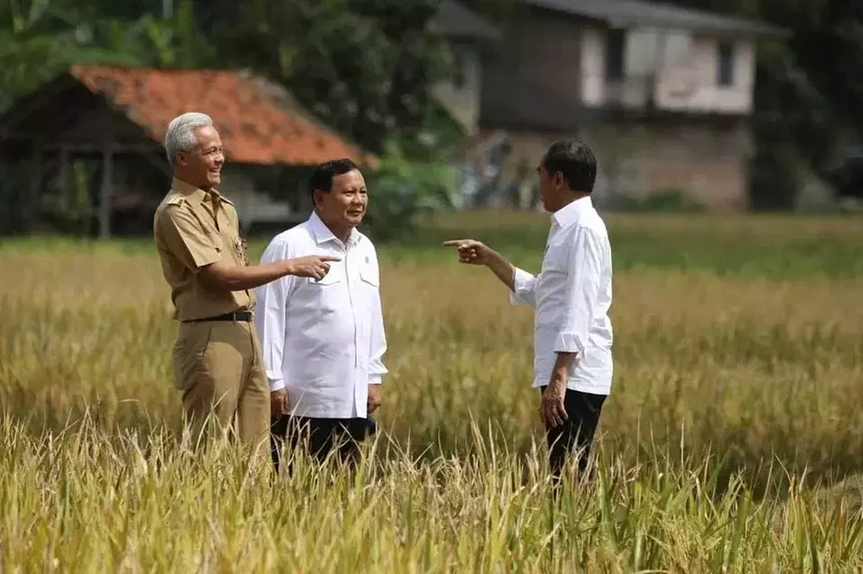 Presiden Jokowi (kanan) bersama Menhan Prabowo Subianto (tengah) dan Gubernur Jateng Ganjar Pranowo di lokasi panen raya padi di Desa Lajer, Kecamatan Ambal, Kabupaten Kebumen, Provinsi Jawa Tengah, Kamis, 9 Maret 2023.