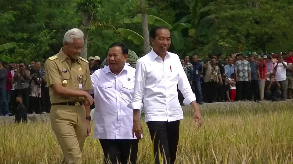 Presiden Joko Widodo (kanan) bersama Gubernur Jawa Tengah Ganjar Pranowo (kiri) dan Menteri Pertahanan Prabowo Subianto (tengah) meninjau panen raya padi Nusantara di Kebumen, Jawa Tengah, Kamis, 9 Maret 2023.