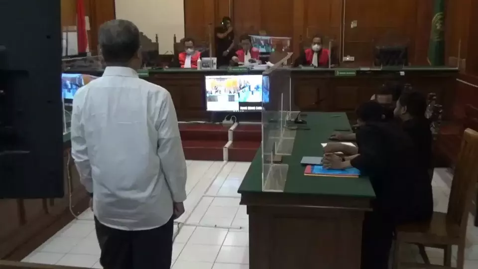 Ketua Panpel Arema FC, Abdul Haris saat mendengarkan putusan Majelis Hakim Pengadilan Negeri (PN) Surabaya yang di gelar di ruang cakra Pengadilan Negeri (PN) Surabaya, Kamis siang, 9 Maret 2023.