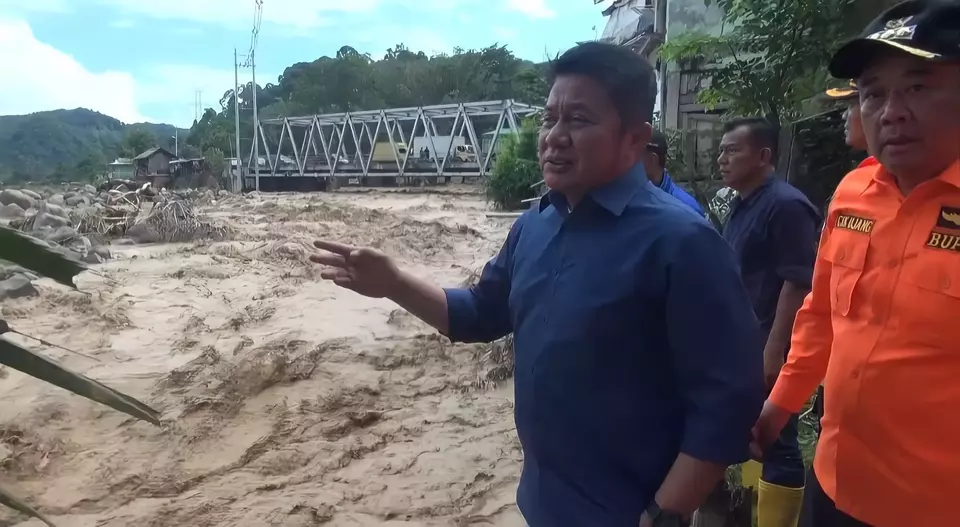 Gubernur Sumsel Herman Deru meninjau langsung lokasi banjir bandang yang didampingi Bupati Lahat Cik Ujang mendatangi Desa Lubuk Sepang, Kecamatan Pulau Pinang, Kabupaten Lahat, Jumat, 10 Maret 2023.