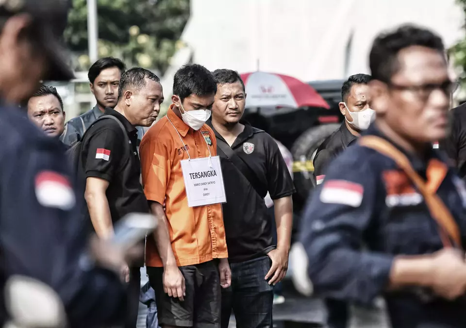 Tersangka Mario Dandy Satrio (tengah), memperagakan adegan dalam rekonstruksi kasus penganiayaan Cristalino David Ozora di Perumahan Green Permata Residance, Pesanggrahan, Jakarta, Jumat 10 Maret 2023.