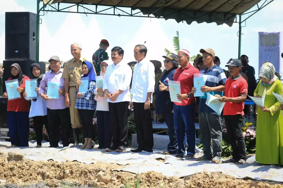 Presiden Joko Widodo (Jokowi) didampingi Gubernur Jawa Tengah Ganjar Pranowo, menyerahkan 1.043 sertifikat tanah kepada warga dari total 1.160 penerima di Desa Gabusan, Kecamatan Jati, Kabupaten Blora.