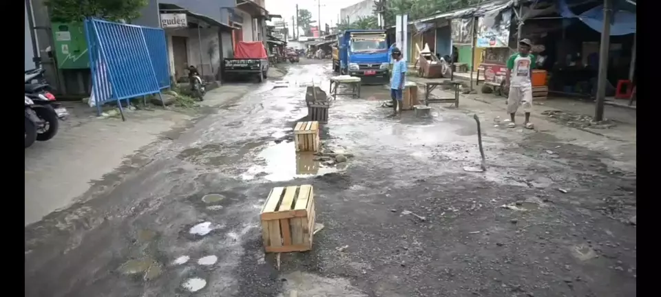 Warga Gandoang, Kecamatan Cileungsi, Kabupaten Bogor, memperbaiki jalan yang rusak, Sabtu (11/3/2023).