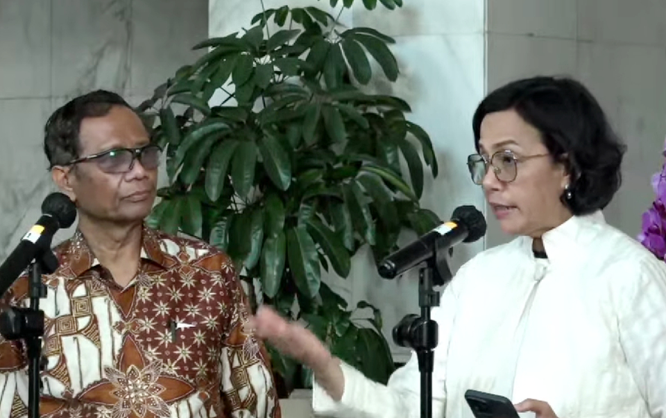 Menko Polhukam Mahfud MD dan Menkeu Sri Mulyani Indrawati memberikan keterangan pers di Jakarta, Sabtu, 11 Maret 2023.