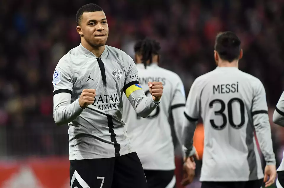 Striker Paris Saint-Germain (PSG), Kylian Mbappe merayakan gol setelah menjebol gawang Brest.