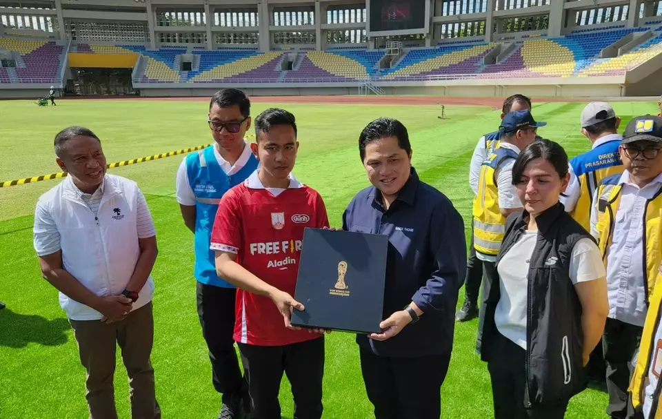 Ketua Panitia Penyelenggara FIFA U-20 World Cup 2023 (LOC), Erick Thohir, bersama Wali Kota SOlo, Gibran Rakabuming Raka, saat meninjau persiapan Stadion Manahan sebagai venue pertandingan Piala Dunia U-20.
