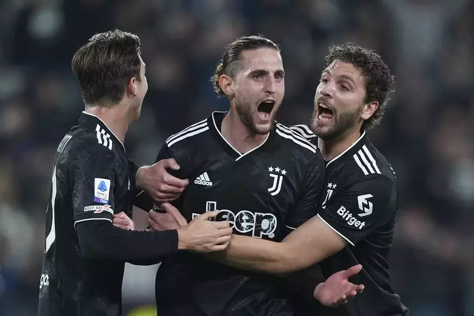 Gelandang Juventus, Adrien Rabiot (tengah), merayakan gol ke gawang Sampdoria.