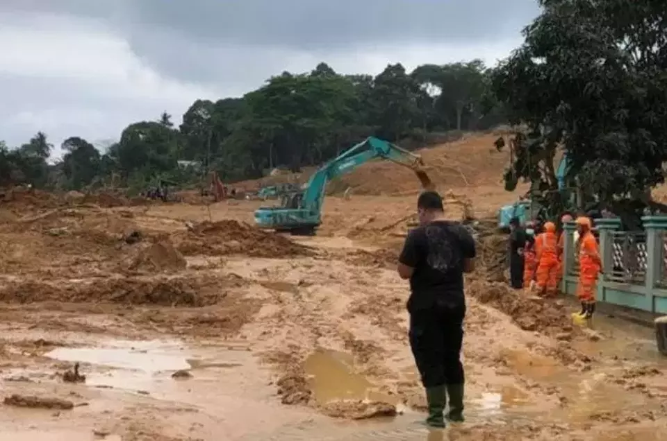 Tim SAR gabungan mengamati pencarian korban tanah longsor mengunakan ekskavator di Desa Pangkalan, Serasan, Natuna, Kepulauan Riau, Minggu 12 Maret 2023. 