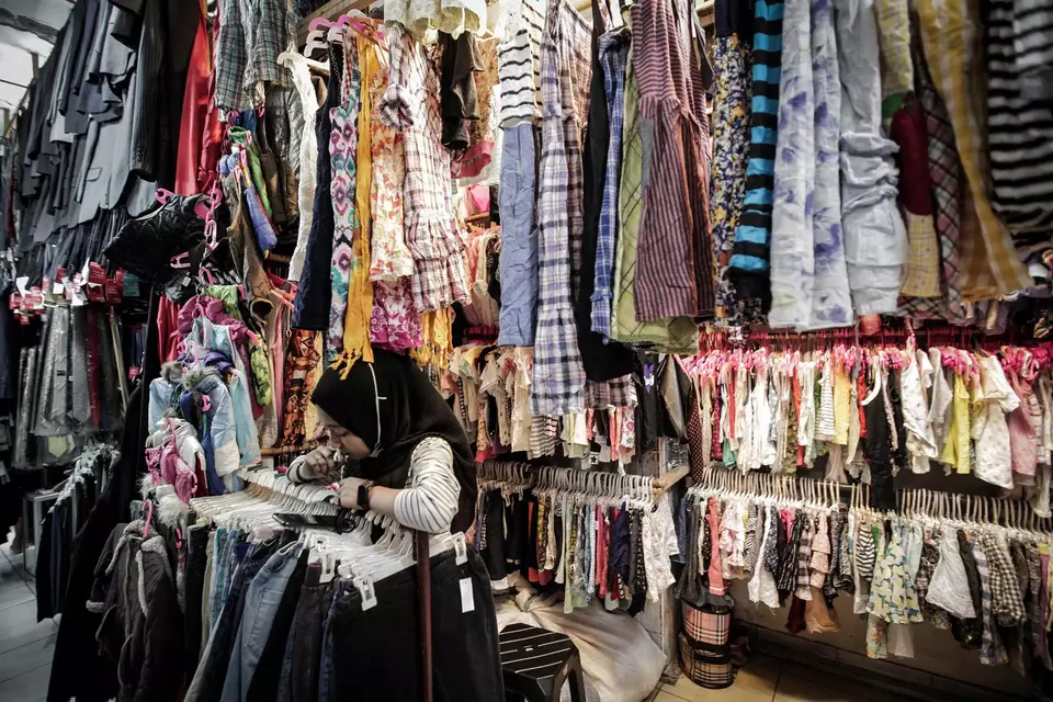 Pedagang menunggu calon pembeli pakaian bekas yang di jual di Pasar Senen, Jakarta, Kamis 9 Maret 2023.