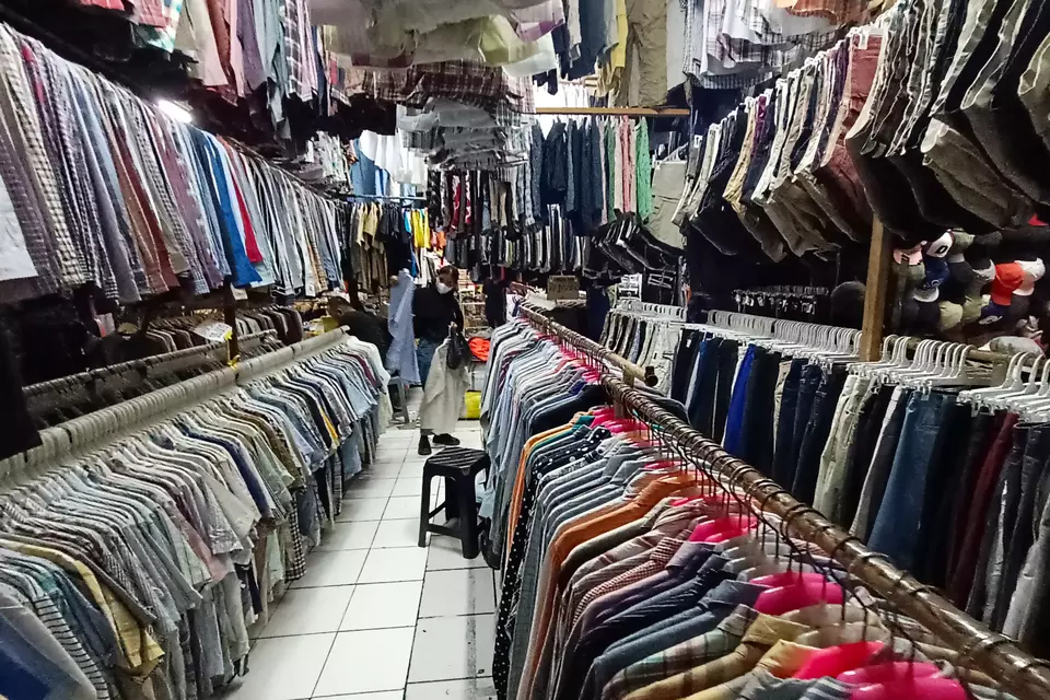 Pengunjung memilih pakaian impor bekas di Pasar Senen, di Jakarta, Senin, 13 Maret 2023.