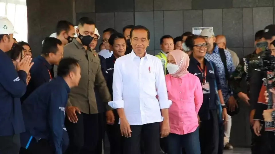 Presiden Jokowi saat memberikan keterangan pers usai meninjau venue ASEAN Summit di Kawasan KEK Golo Mori, Selasa, 14 Maret 2023.