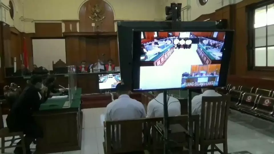 Sidang tiga terdakwa kasus tragedi Kanjuruhan di PN Surabaya.