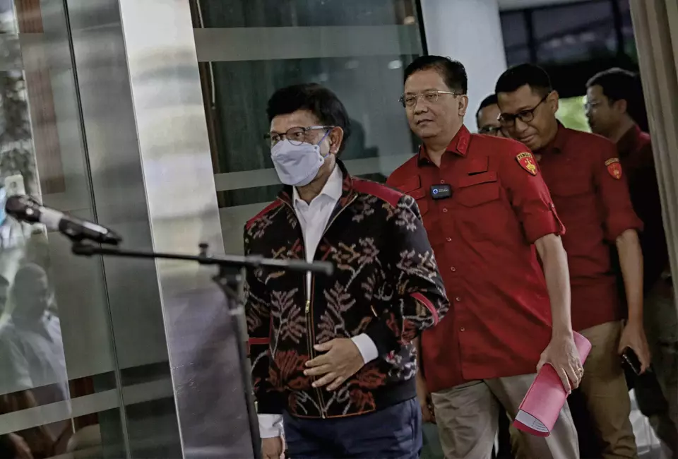 Menteri Komunikasi dan Informatika atau Menkominfo Johnny G Plate (kiri) keluar dari gedung bundar Kejaksaan Agung Jakarta Selatan usai menjalani pemeriksaan, Rabu (15/3/2023).