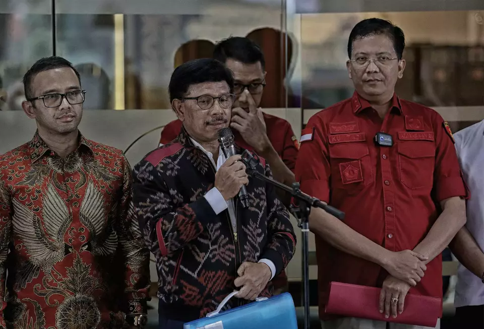 Menteri Komunikasi dan Informatika atau Menkominfo Johnny G Plate (tengah), didampingi Direktur Penyidikan Jampidsus Kejagung Kuntadi (kanan), memberikan keterangan pers usai diperiksa di gedung bundar Kejaksaan Agung Jakarta Selatan, Rabu (15/3/2023).