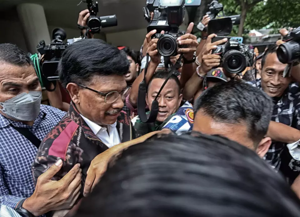 Menteri Komunikasi dan Informatika atau Menkominfo Johnny G Plate (dua kiri) keluar dari gedung bundar Kejaksaan Agung Jakarta Selatan usai menjalani pemeriksaan, Rabu (15/3/2023).