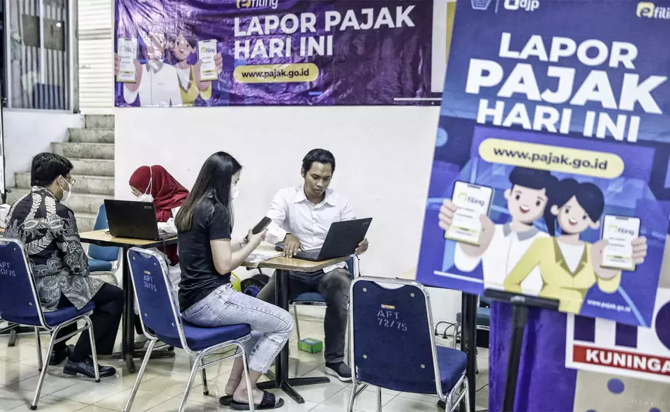 Sejumlah warga wajib pajak melakukan pelaporan pajak di Stand Pojok Pajak di Pusat Perbelanjaan Mall ITC Kuningan, Jakarta, Rabu (15/3/2023).