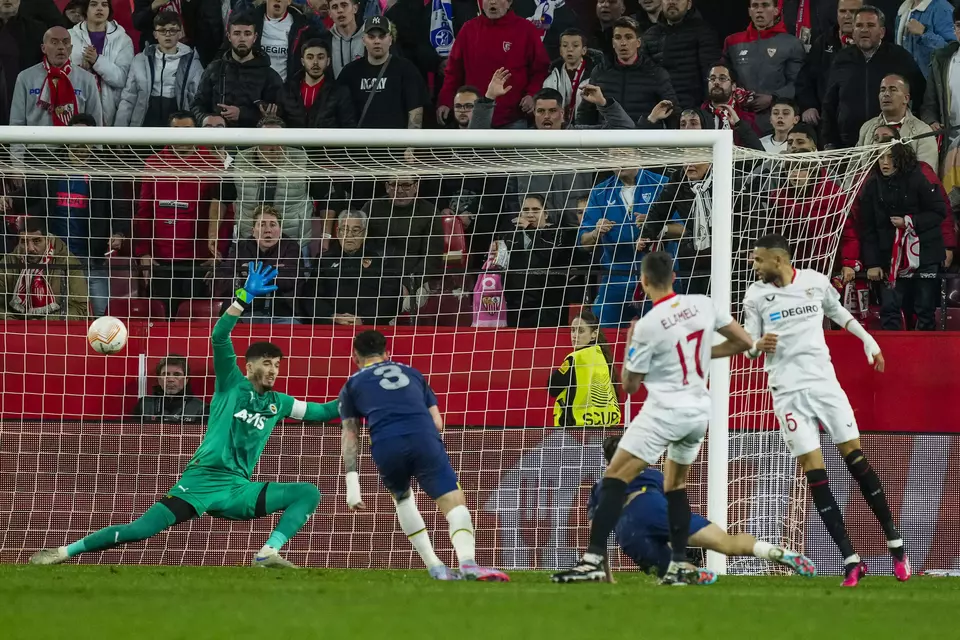 Pemain Sevilla Erik Lamela mencetak gol kedua timnya saat berhadapan dengan Fenerbafce di ajang Liga Europa.