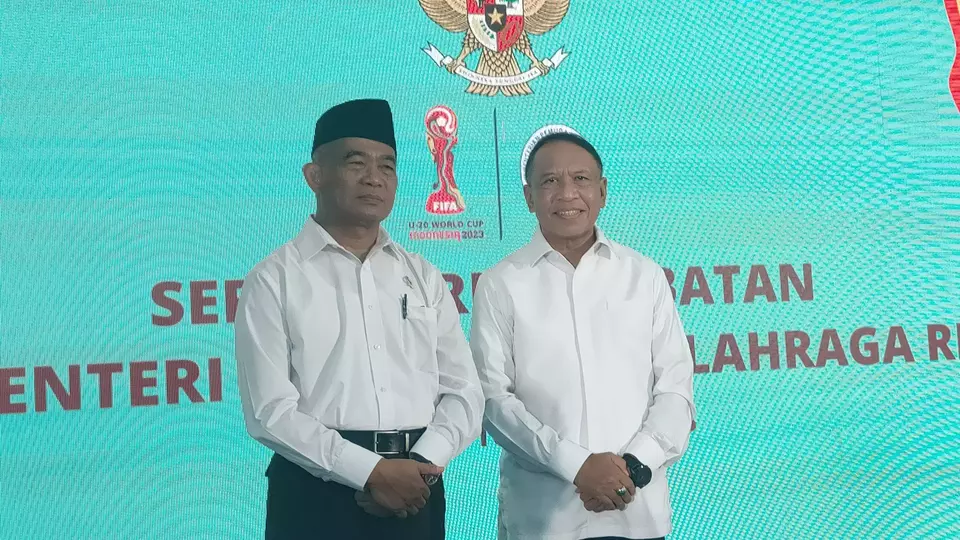 Zainudin Amali secara resmi melepaskan atau serah terima jabatan (sertijab) Menteri Pemuda Olahraga (Menpora). Ia menyerahkan jabatan Menpora kepada Menko PMK Muhadjir Effendy yang ditunjuk sebagai pelaksana tugas (Plt) di Wisma Kemenpora Jakarta, Kamis, 16 Maret 2023.