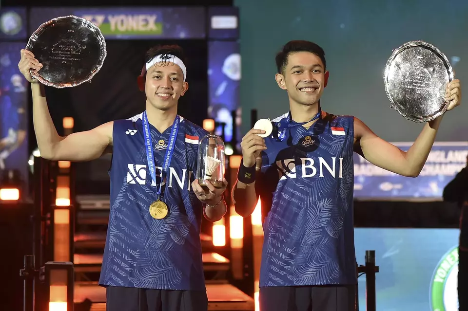 Ganda putra Indonesia, Fajar Alfian (kanan) dan Muhammad Rian Ardianto setelah menjuarai ganda putra All England, Minggu, 19 Maret 2023.