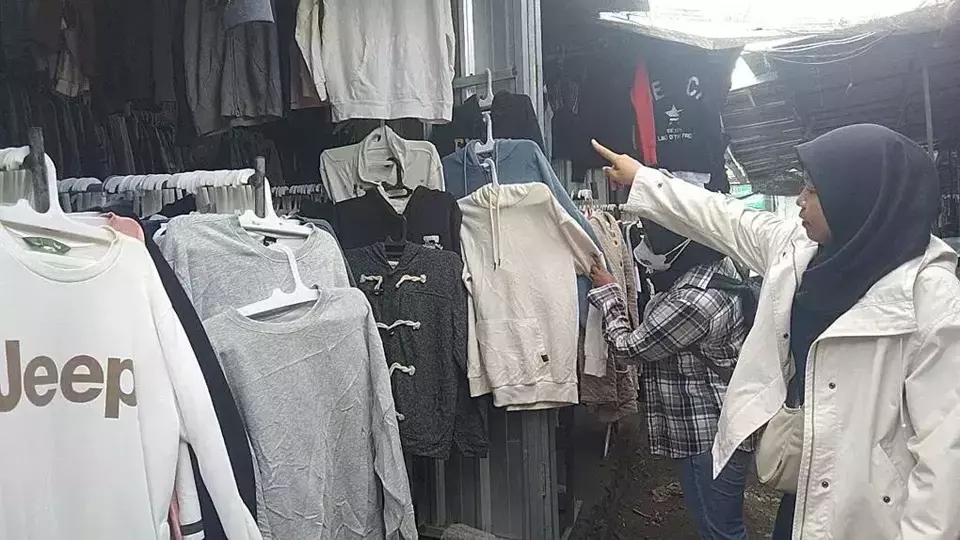 Para pedagang pakaian bekas import di pasar Karang Sukun Kecamatan Mataram, Kota Mataram Nusa Tenggara Barat (NTB)