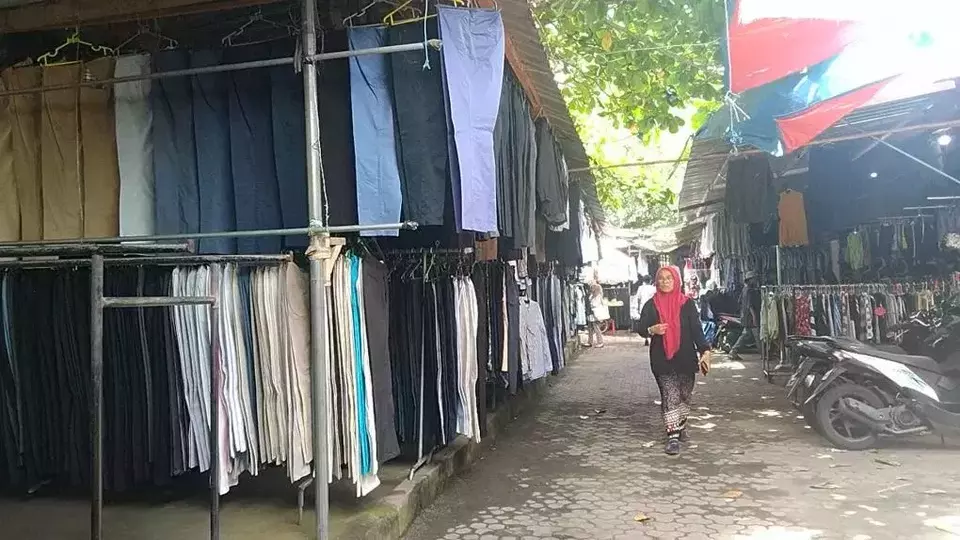 Para pedagang pakaian bekas import di pasar Karang Sukun Kecamatan Mataram, Kota Mataram Nusa Tenggara Barat (NTB)