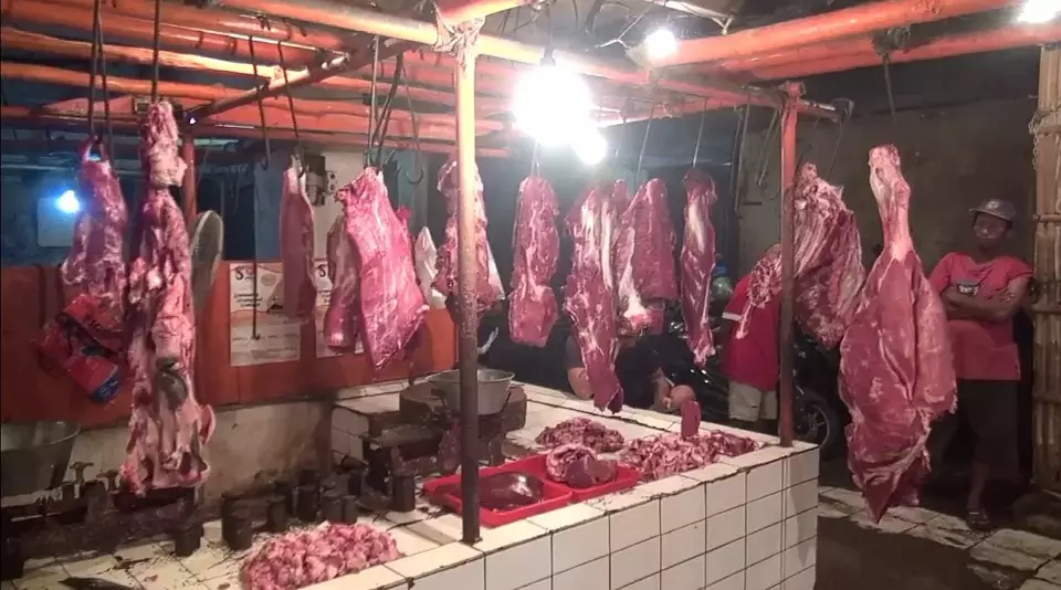 Pedagang daging sapi di Pasar Baru Cikarang, Kabupaten Bekasi, Jawa Barat, Senin, 20 Maret 2023.