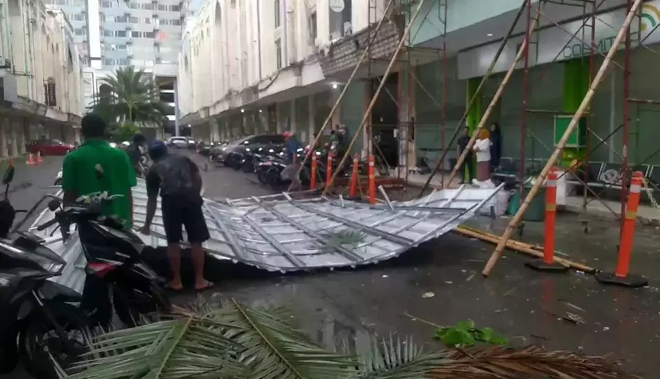 Sebuah kanopi di sebuah ruko di Jalan Margonda Raya, roboh, karena angin kencang dan hujan deras, Senin 20 Maret 2023.