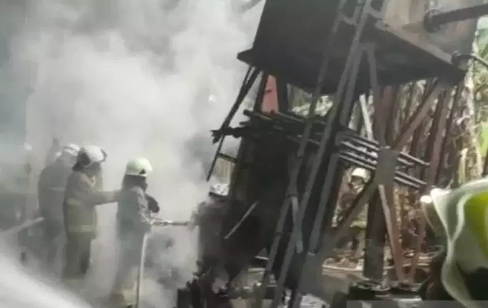 Petugas Suku Dinas Penanggulangan Kebakaran dan Penyelamatan (Gulkarmat) Jakarta Timur memadamkan api yang menghanguskan pabrik baja, PT Tobu Indonesia Steel di Pulogadung, Cakung, Jakarta Timur, Senin 20 Maret 2023. 