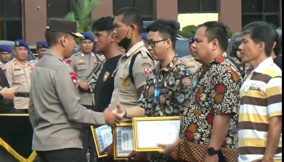 Polda Lampung memberikan penghargaan kepada enam warga yang telah menggagalkan upaya aksi perampokan Bank Arta Kedaton Makmur, Bandar Lampung, Senin, 20 Maret 2023. 