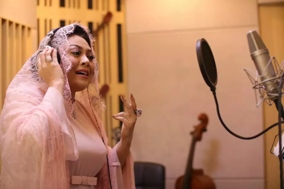 Sambut Ramadan, penyanyi keroncong Indra Utami Tamsir rilis single terbaru.