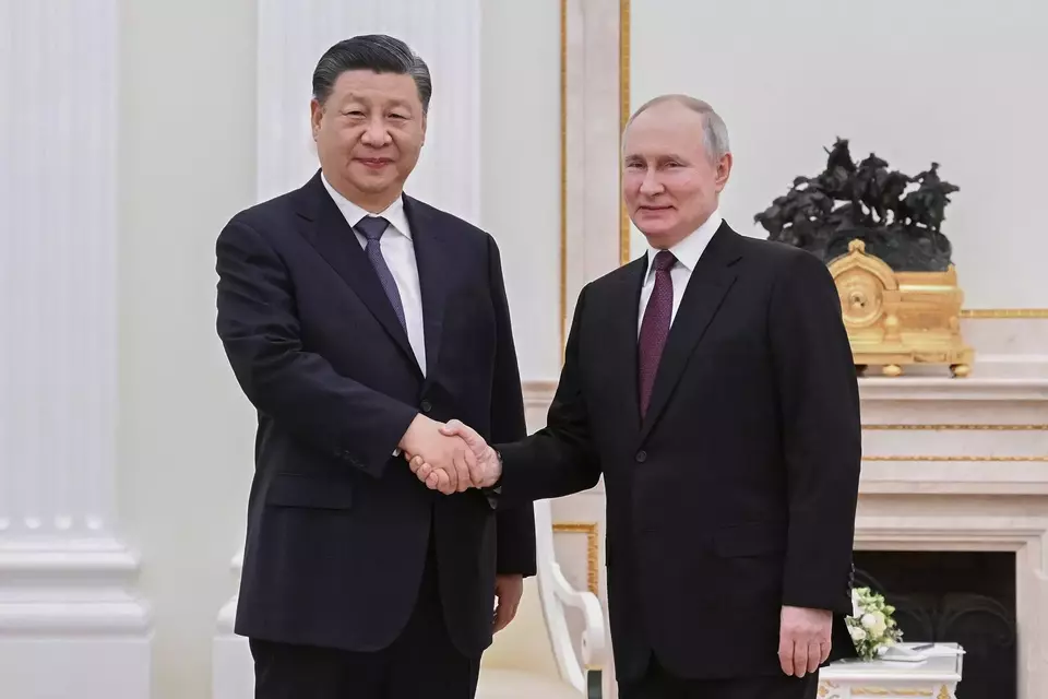 Presiden Tiongkok Xi Jinping berjabat tangan dengan Presiden Rusia Vladimir Putin sebelum pembicaraan mereka di Kremlin di Moskwa pada Senin, 20 Maret 2023.
