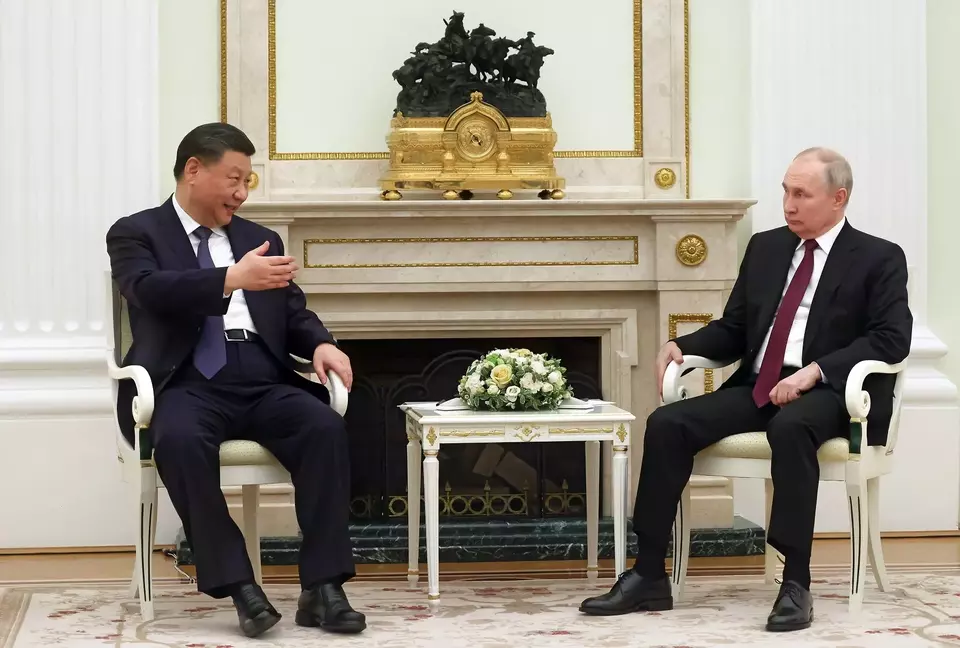 Presiden Tiongkok Xi Jinping berbicara dengan Presiden Rusia Vladimir Putin selama pertemuan di Kremlin di Moskwa, Senin, 20 Maret 2023.