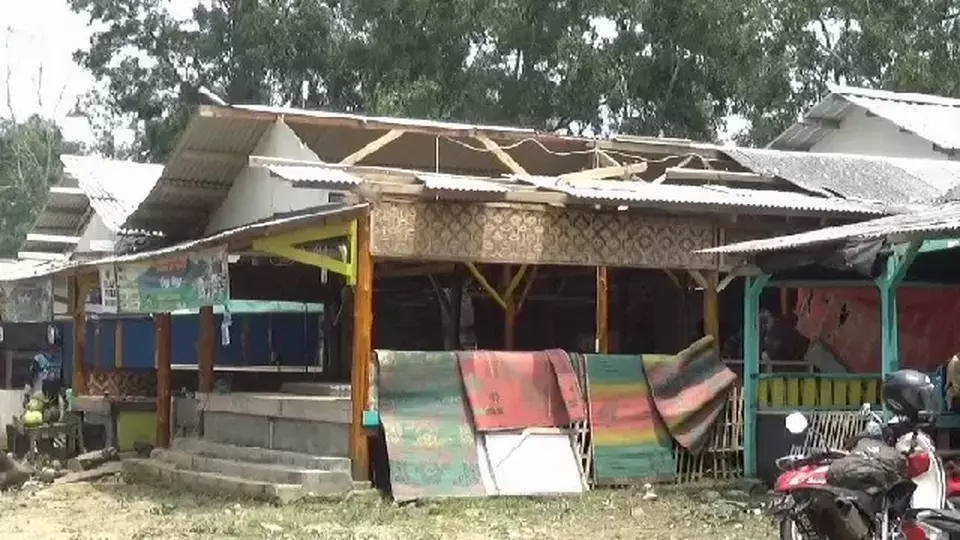 Bangunan rusak akibat puting beliung di lokasi wisata Parang Gombong Danau Jatiluhur, Kecamatan Sukasari, Purwakarta, Jawa Barat.