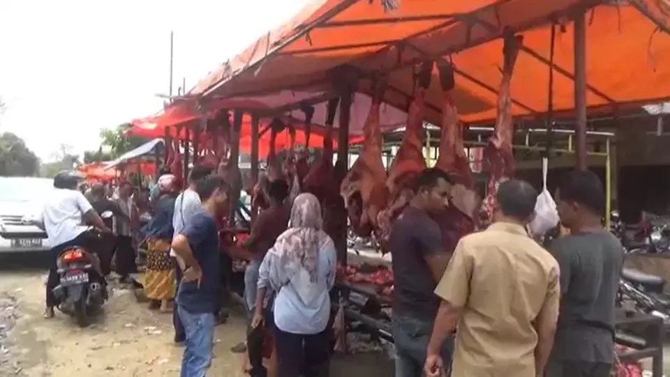 Jelang masuknya bulan Ramadan, masyarakat mulai mendatangi pasar daging dadakan di sejumlah kawasan kota Banda Aceh, Selasa, 21 Maret 2023.