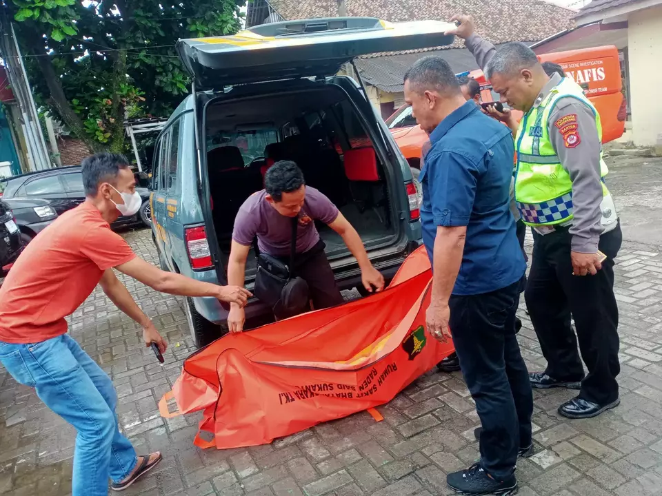 Polisi mengangkat potongan kaki yang diduga milik korban mutilasi di Tenjo, Bogor, Senin 20 Mei 2023. Potongan kaki itu kondisinya sudah rusak karena dimakan biawak.