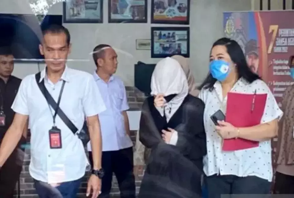 Kekasih Mario Dandy, AG, anak yang berkonflik dengan hukum dalam kasus penganiayaan berat terhadap David di Kejari Jakarta Selatan, Jakarta, Selasa 21 Maret 2023. 