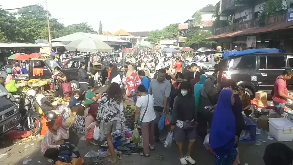Warga Denpasar memadati pasar tradisional untuk berbelanja kebutuhan selama Hari Raya Nyepi 2023, Selasa, 21 Maret 2023. 